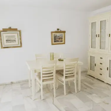 Venta de apartamento en planta media en Marbella