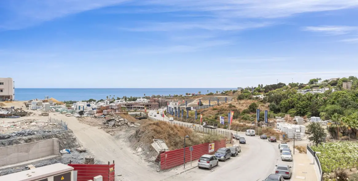 Venta de apartamento en planta media en Selwo 2
