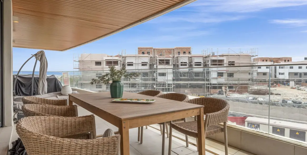 Venta de apartamento en planta media en Selwo 3