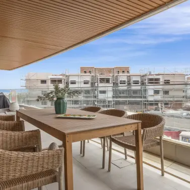 Venta de apartamento en planta media en Selwo