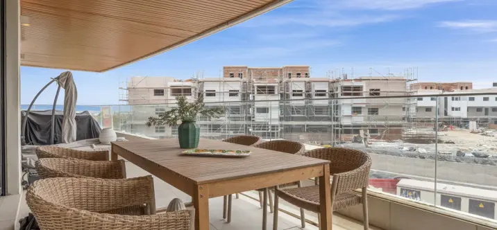 Venta de apartamento en planta media en Selwo 2