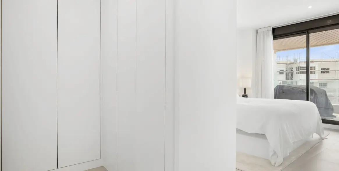 Venta de apartamento en planta media en Selwo 14