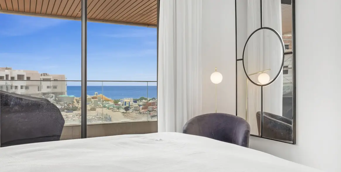 Venta de apartamento en planta media en Selwo 18