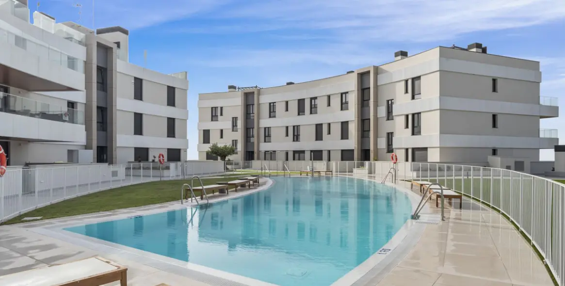 Venta de apartamento en planta media en Selwo 28