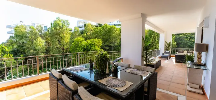 Venta de apartamento en planta media en La Quinta 1