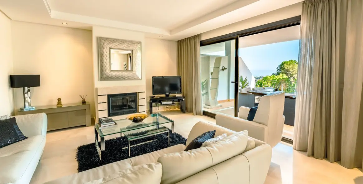 Venta de apartamento en planta media en La Quinta 3