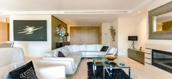 Venta de apartamento en planta media en La Quinta 3