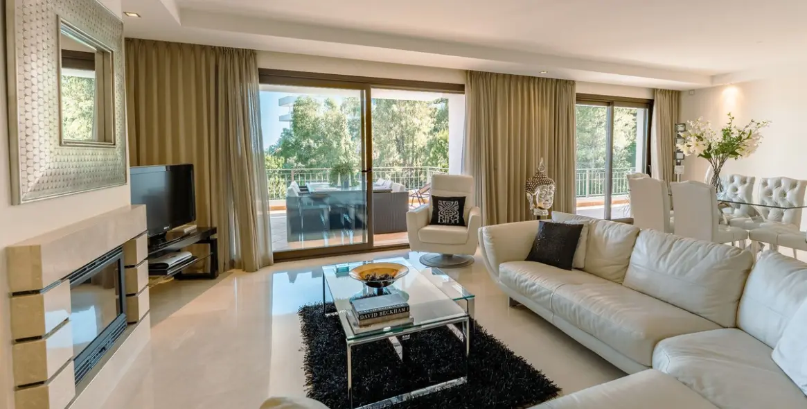 Venta de apartamento en planta media en La Quinta 9