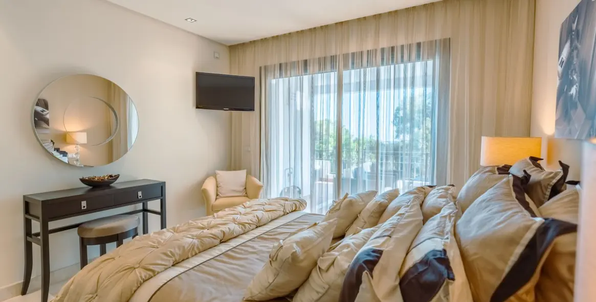 Venta de apartamento en planta media en La Quinta 16