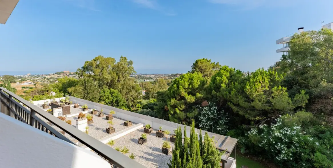 Venta de apartamento en planta media en La Quinta 31