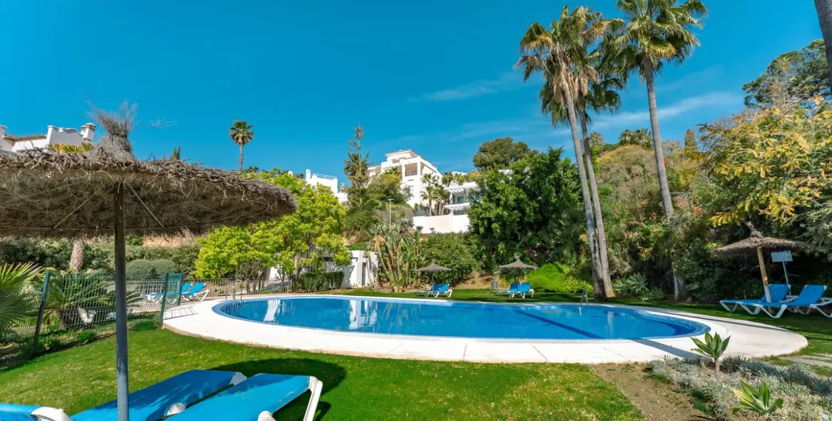 Venta de apartamento en planta media en La Quinta 35