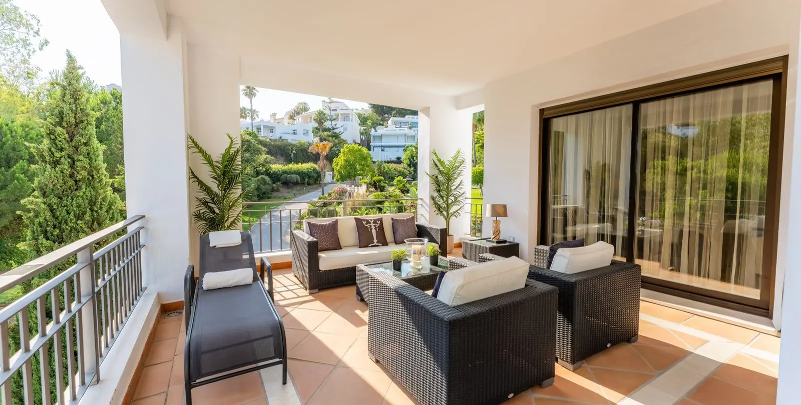 Sale of middle floor apartment in La Quinta 28