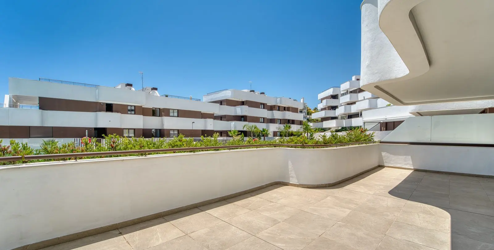 Venta de apartamento en planta baja en Estepona 15