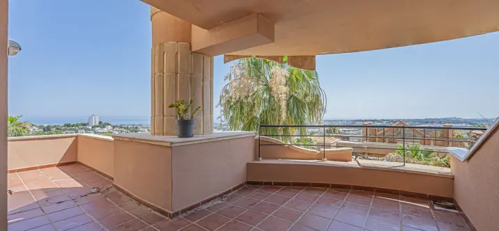 Venta de apartamento en planta media en Nueva Andalucía 1