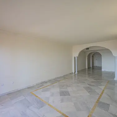 Venta de apartamento en planta media en Nueva Andalucía