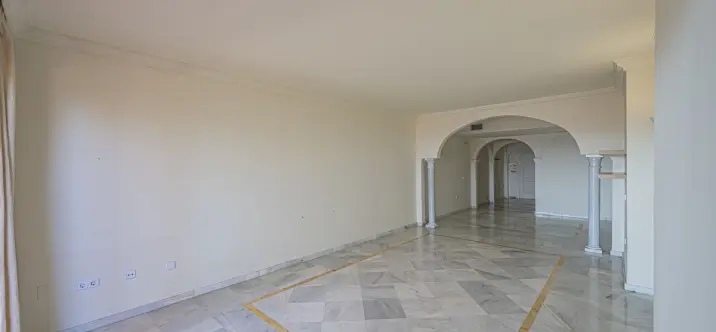 Venta de apartamento en planta media en Nueva Andalucía 2