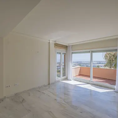 Venta de apartamento en planta media en Nueva Andalucía