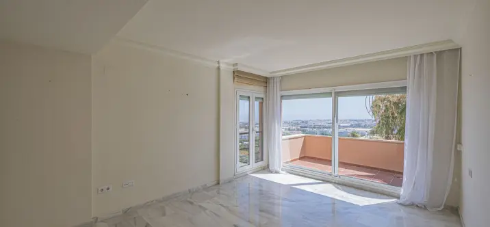 Venta de apartamento en planta media en Nueva Andalucía 4