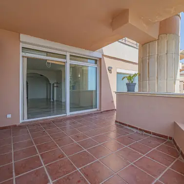 Venta de apartamento en planta media en Nueva Andalucía