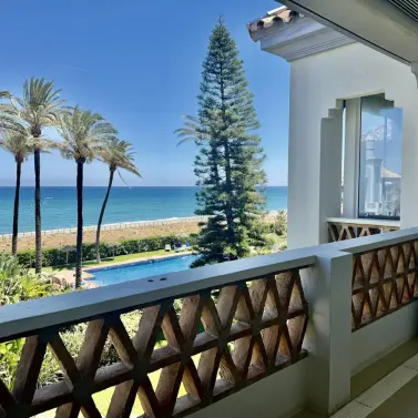 Sale of penthouse duplex in Casares Playa