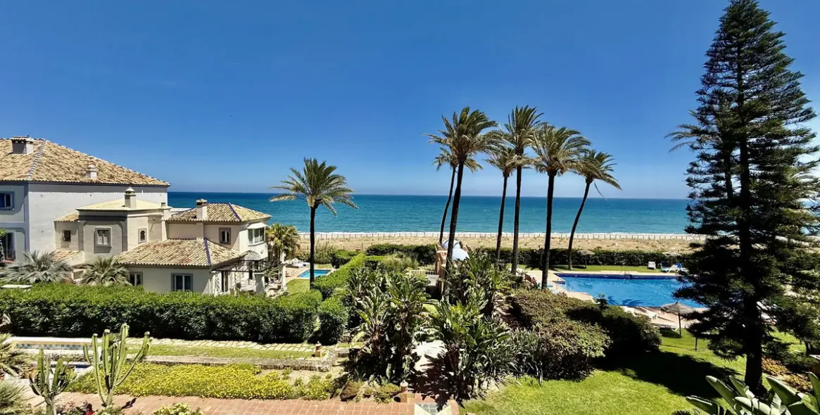 Sale of penthouse duplex in Casares Playa 20