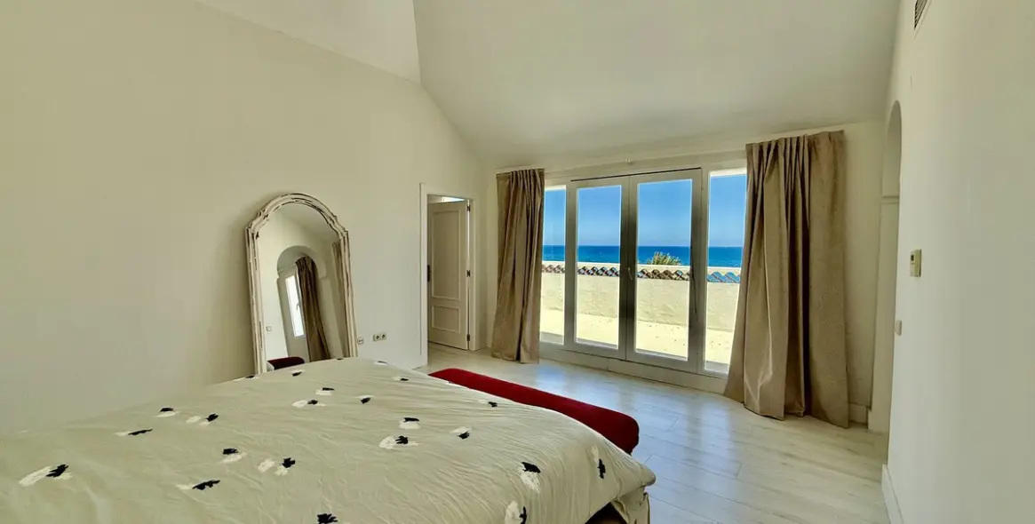 Sale of penthouse duplex in Casares Playa 54
