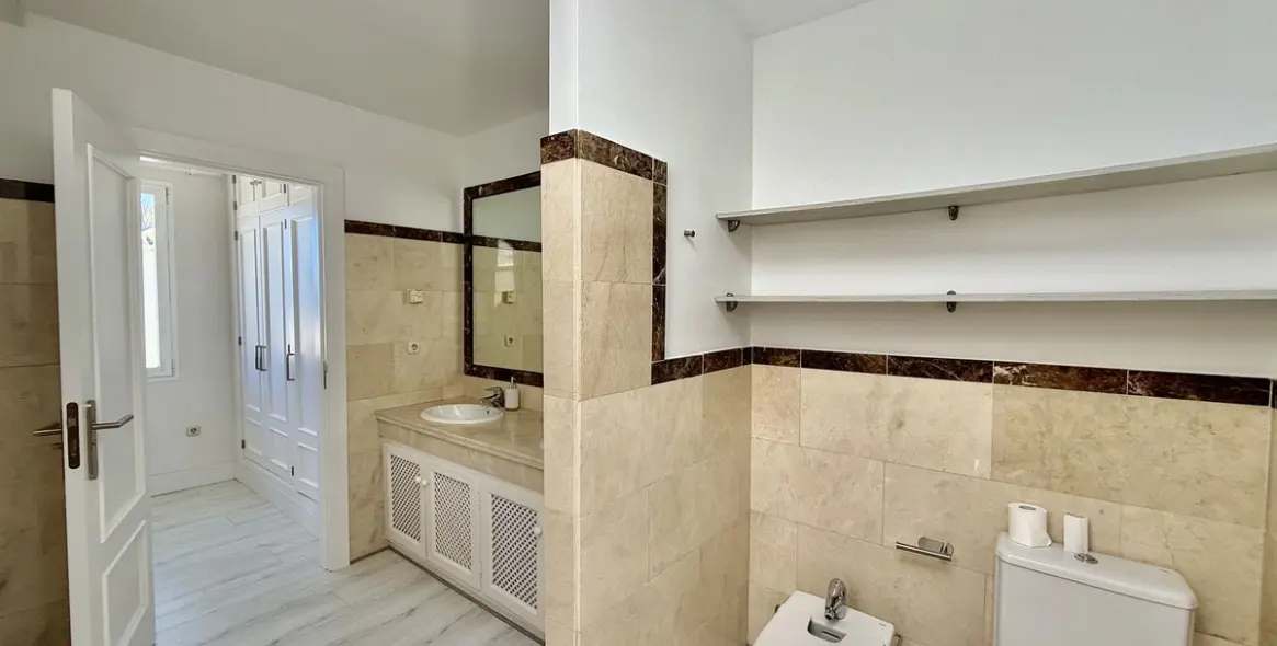 Sale of penthouse duplex in Casares Playa 65
