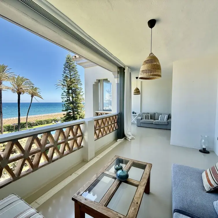 Продажа двухуровневого пентхауса в Casares Playa