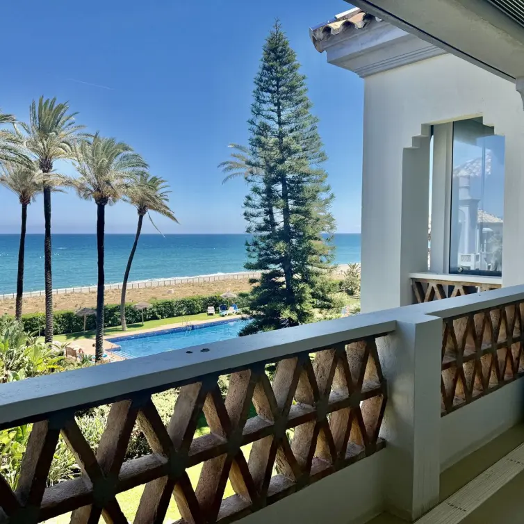 Продажа двухуровневого пентхауса в Casares Playa