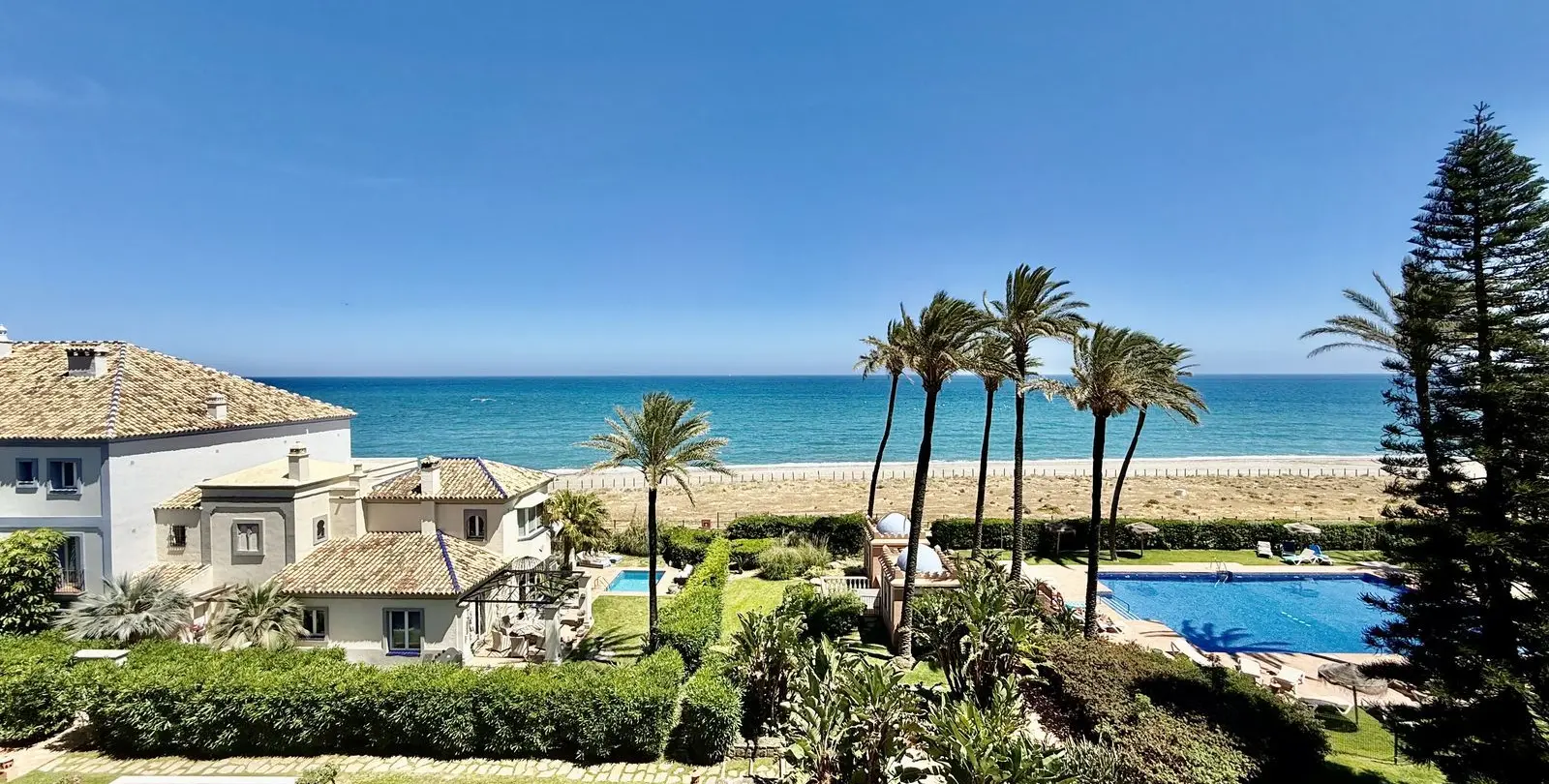 Продажа двухуровневого пентхауса в Casares Playa 51