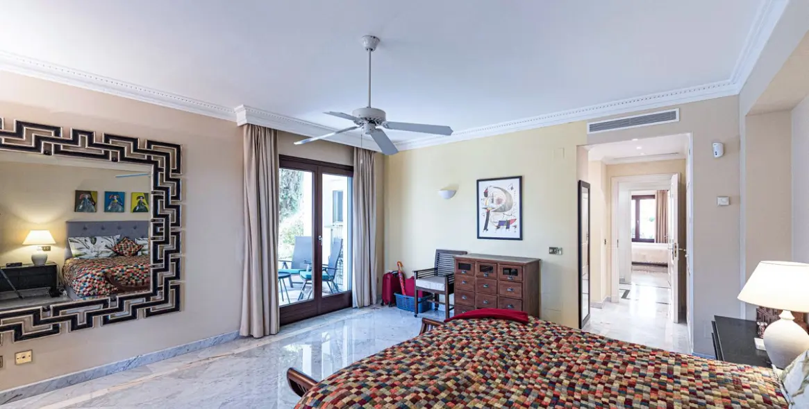 Venta de apartamento en planta baja en The Golden Mile 25