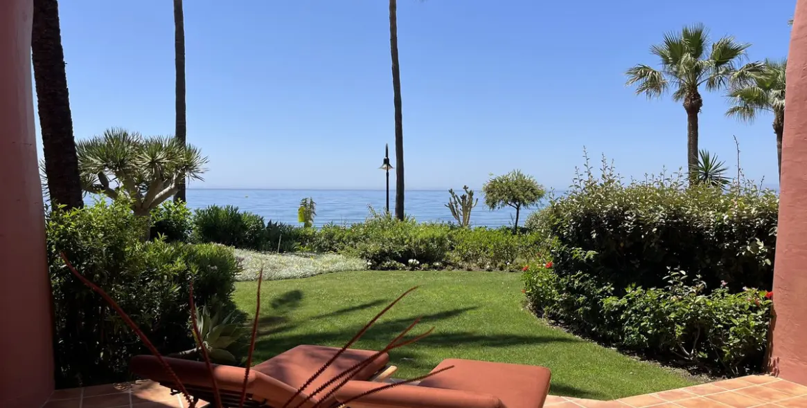Venta de apartamento en planta baja en New Golden Mile 2