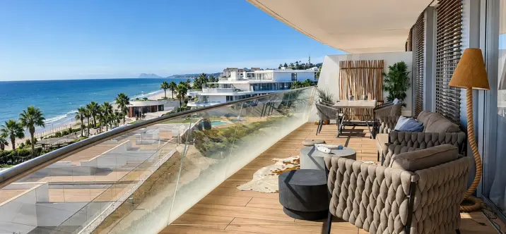 Venta de apartamento en planta media en Estepona 0