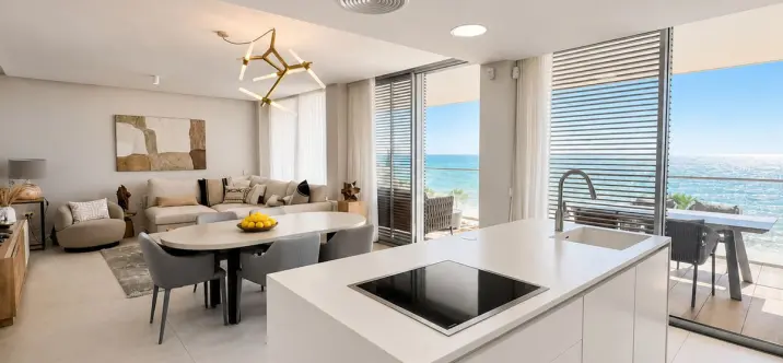 Venta de apartamento en planta media en Estepona 1