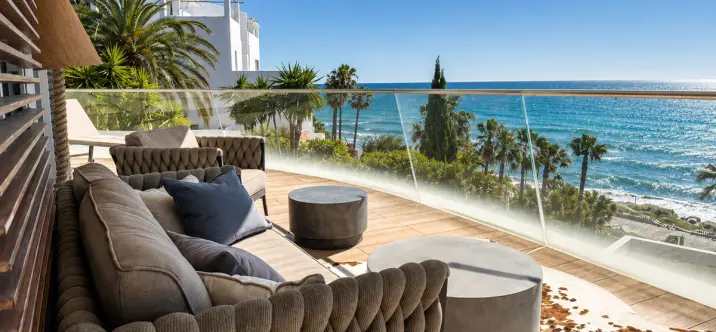 Venta de apartamento en planta media en Estepona 2