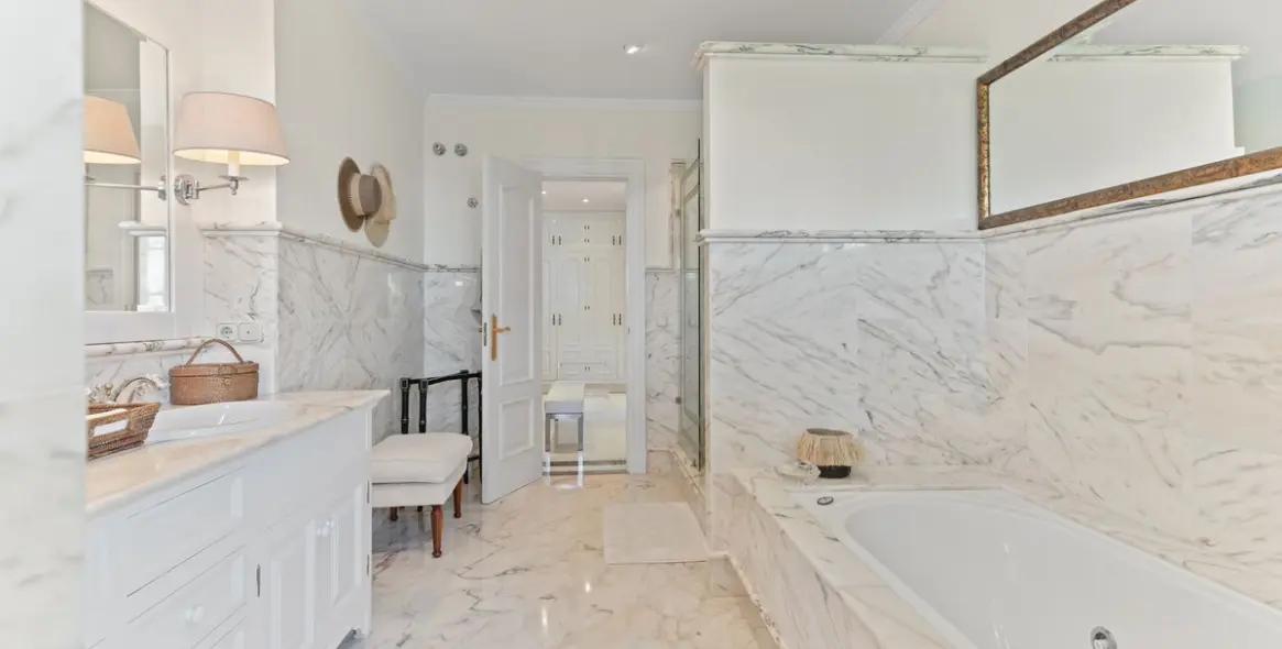 Venta de villa independiente en Bahía de Marbella 34