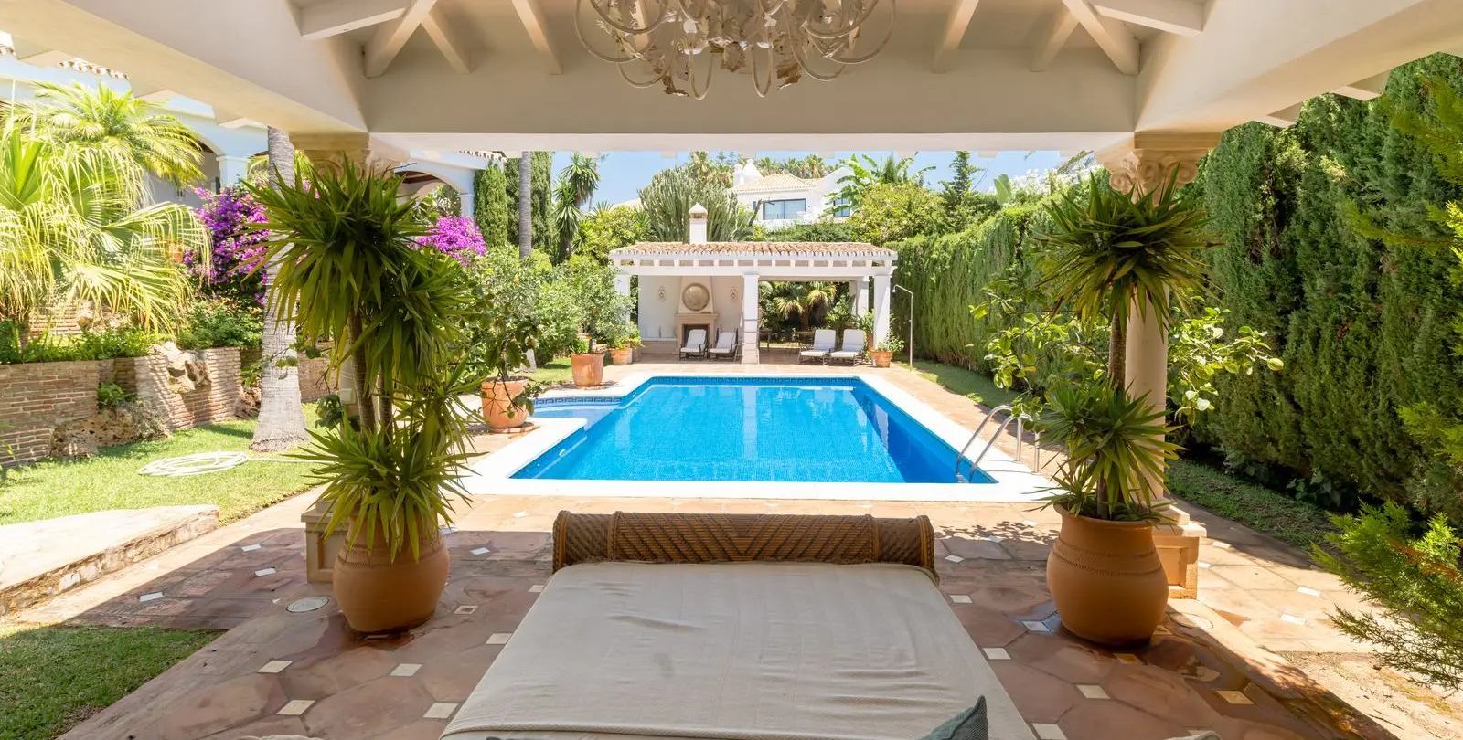 Продажа  отдельно стоящей виллы в Bahía de Marbella 3