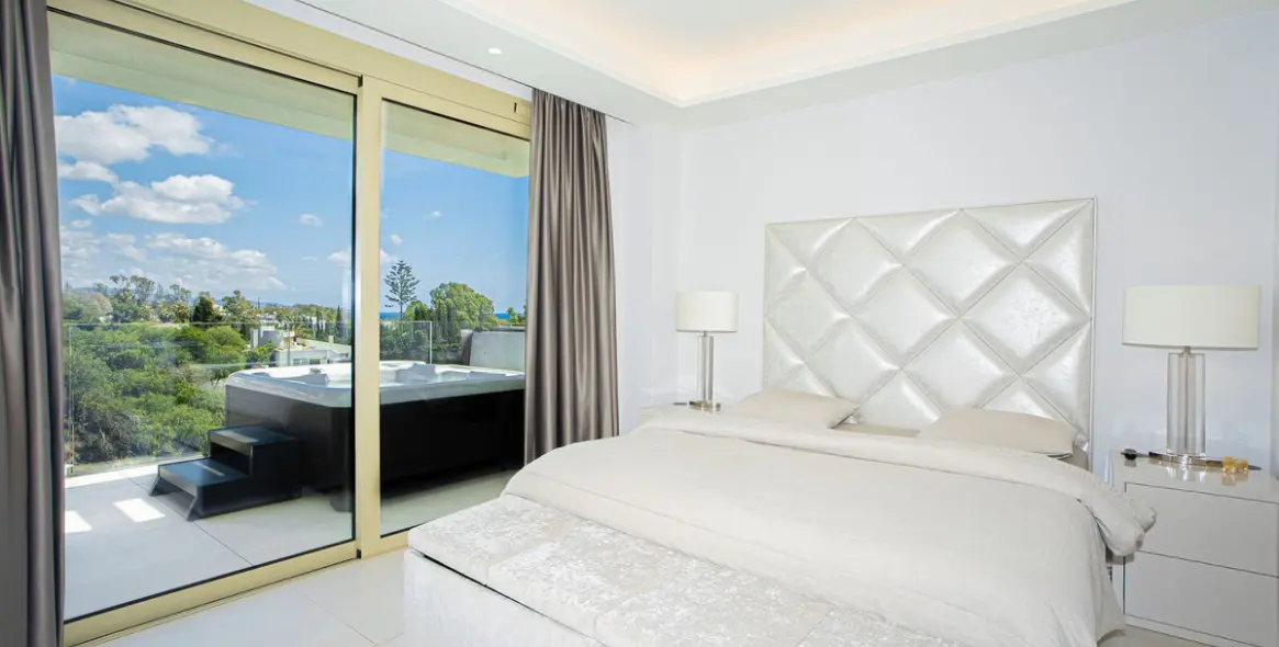 Venta de ático dúplex en Puerto Banús 18