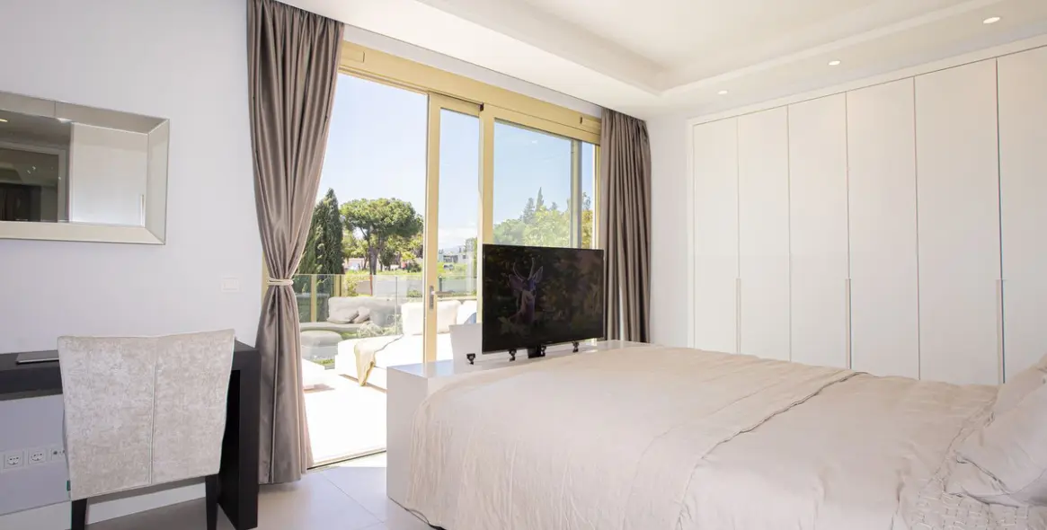 Venta de ático dúplex en Puerto Banús 39