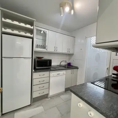 Alquiler a corto plazo de apartamento en planta media en Puerto Banús