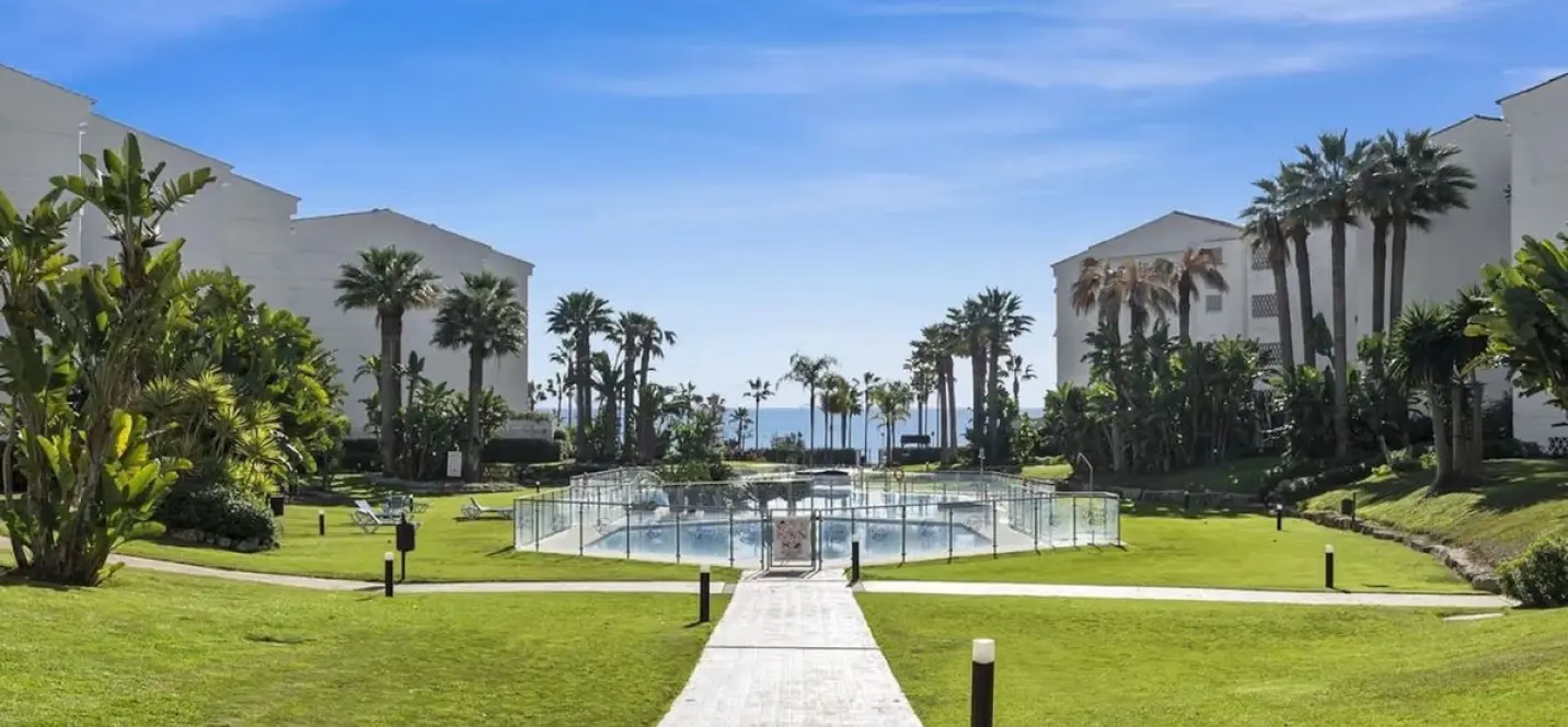 Short-term rent of middle floor apartment in Puerto Banús 0