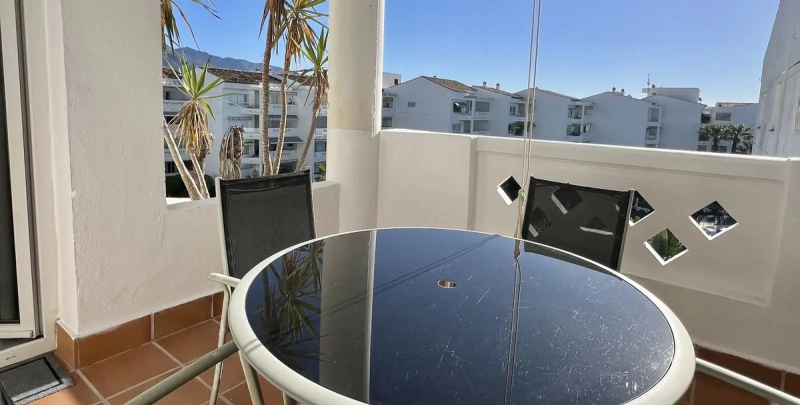 Short-term rent of middle floor apartment in Puerto Banús 2