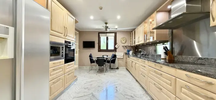 Long-term rent of middle floor apartment in The Golden Mile 3