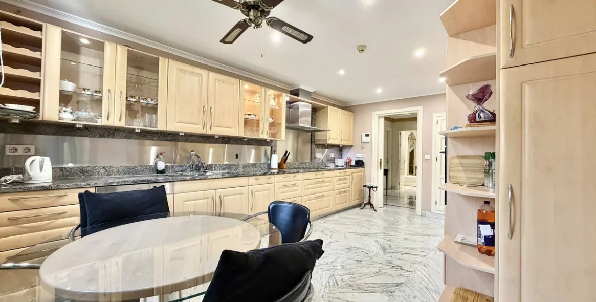 Alquiler a largo plazo de apartamento en planta media en The Golden Mile 12
