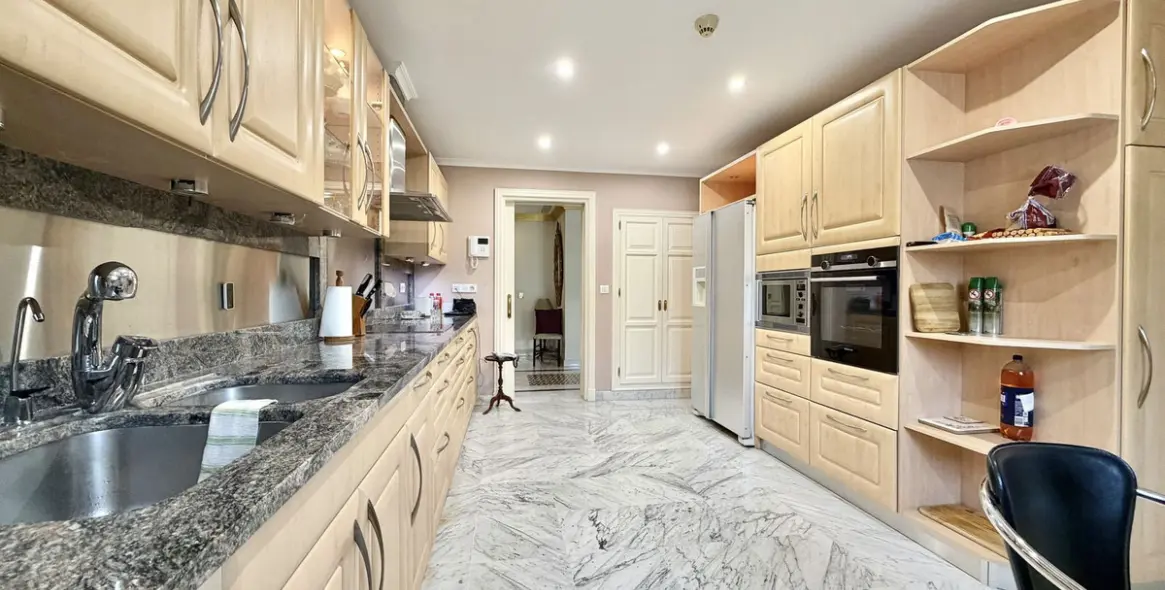 Alquiler a largo plazo de apartamento en planta media en The Golden Mile 13