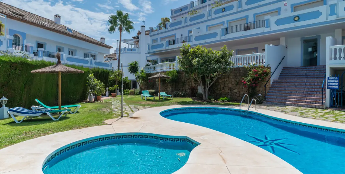 Alquiler a corto plazo de apartamento en planta media en Nueva Andalucía 2