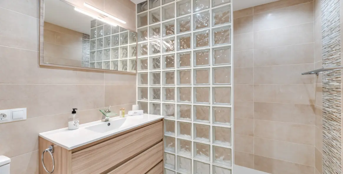 Alquiler a corto plazo de apartamento en planta media en Nueva Andalucía 13