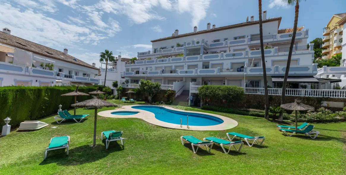 Alquiler a corto plazo de apartamento en planta media en Nueva Andalucía 32