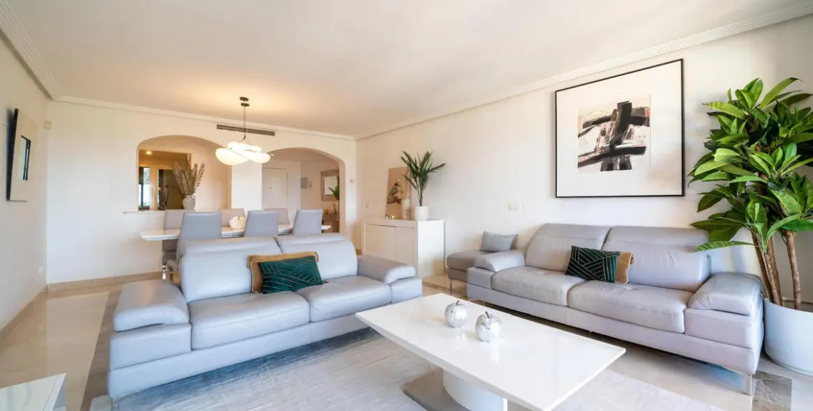 Long-term rent of middle floor apartment in Benahavís 11