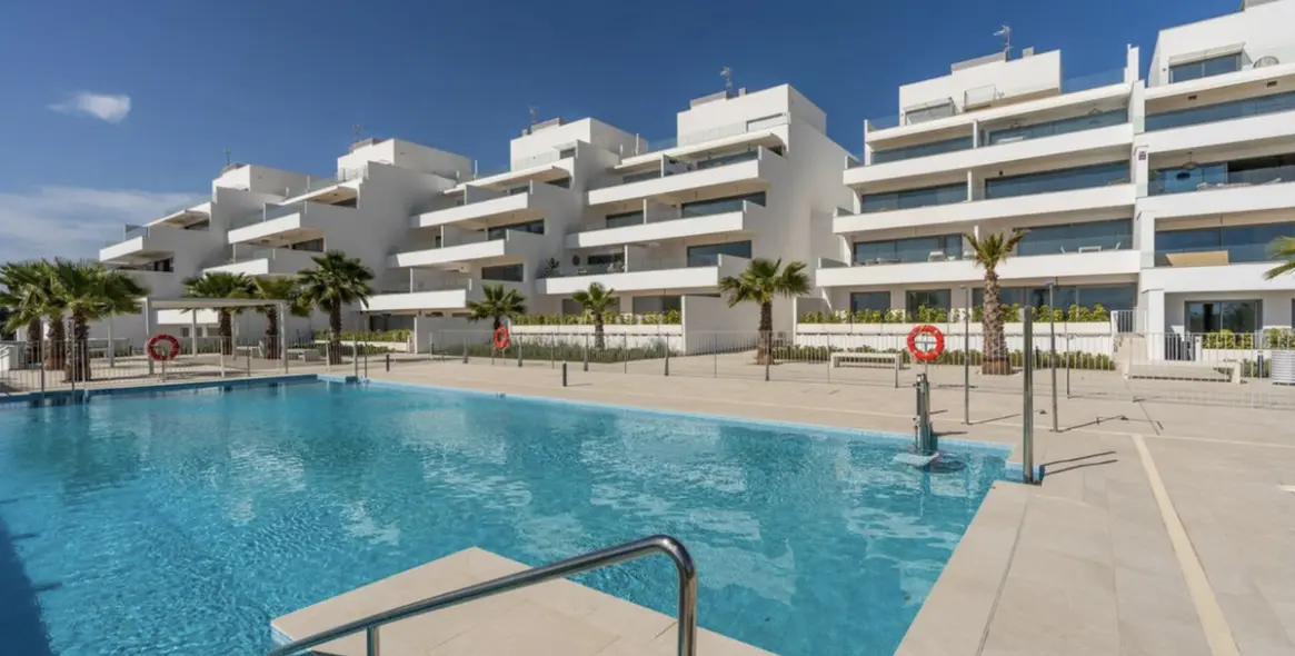 Short-term rent of middle floor apartment in Estepona 1